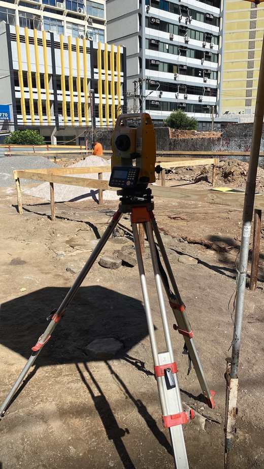 Estação total em área de obra