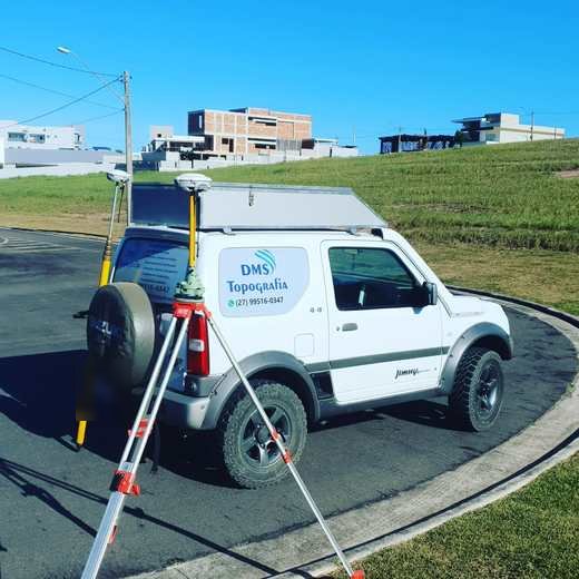 Veículo da DMS com receptores GNSS em campo