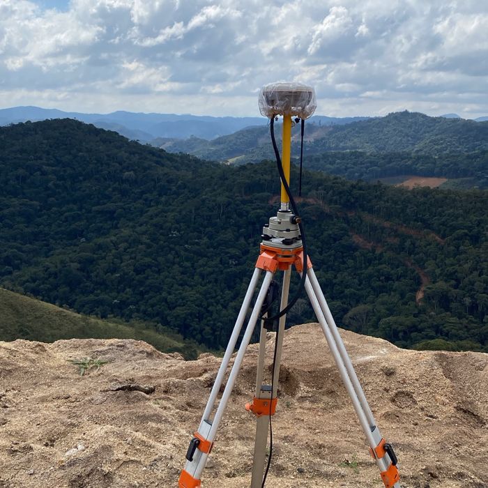 Receptor GNSS em tripé no alto da serra
