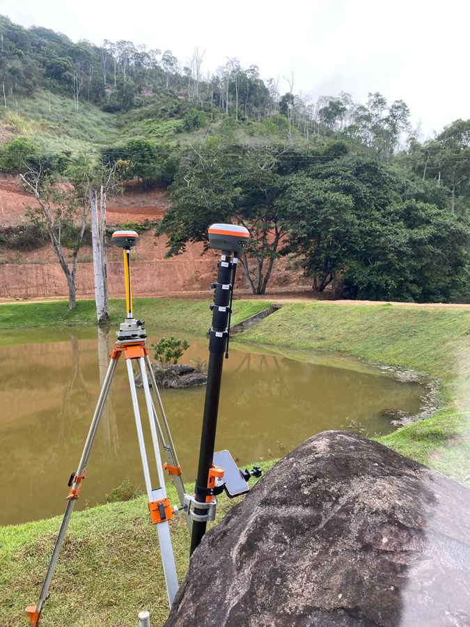 Base e rover GNSS ao lado de um lago